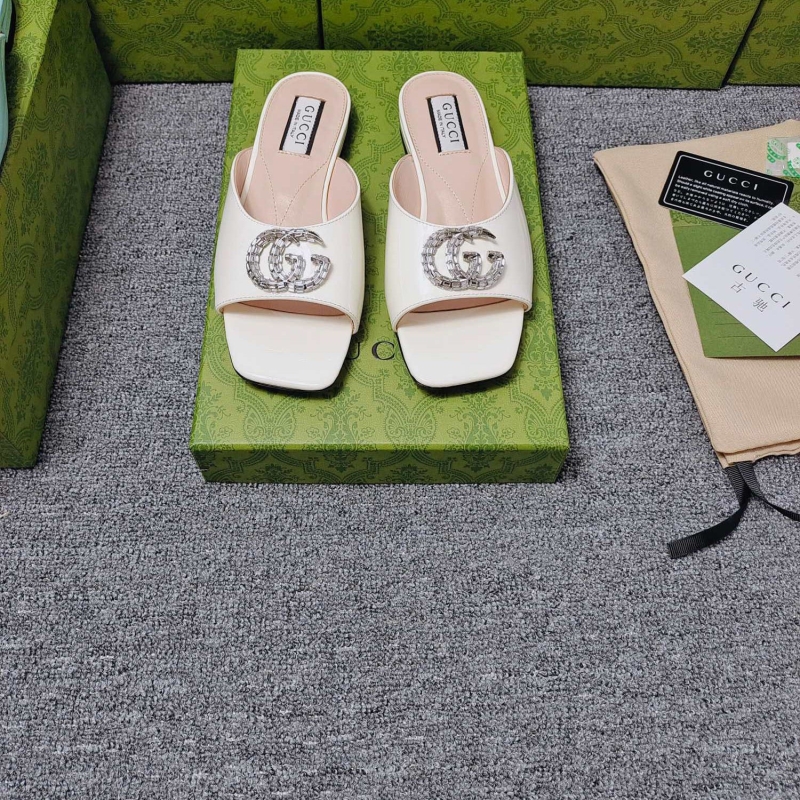 G*u*i slippers